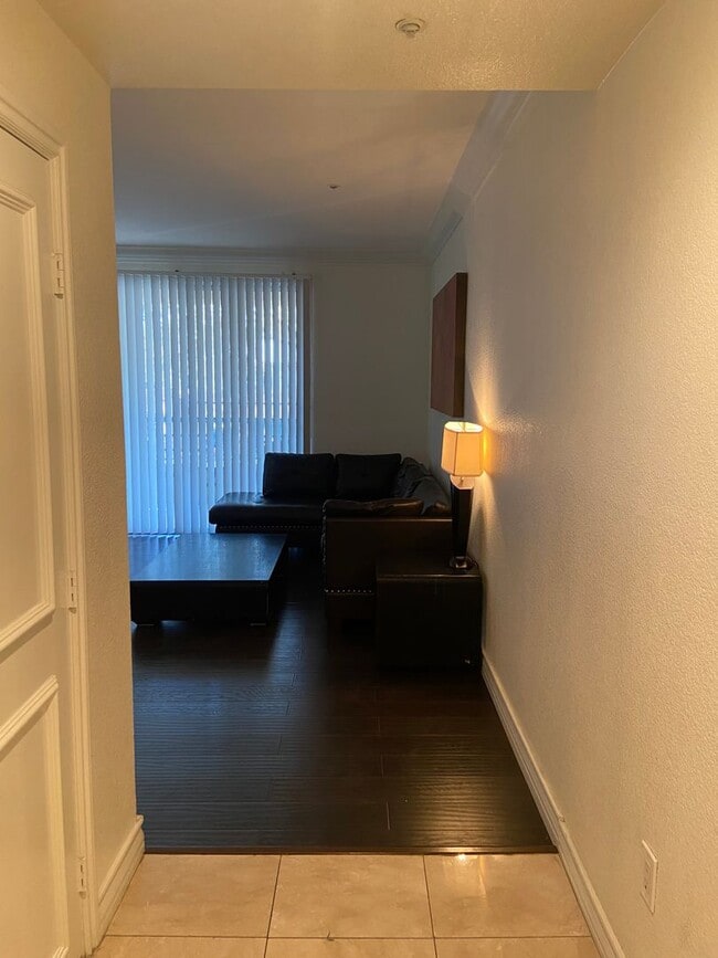Building Photo - Charming Fully Furnished 1 Bedroom Condo: ...
