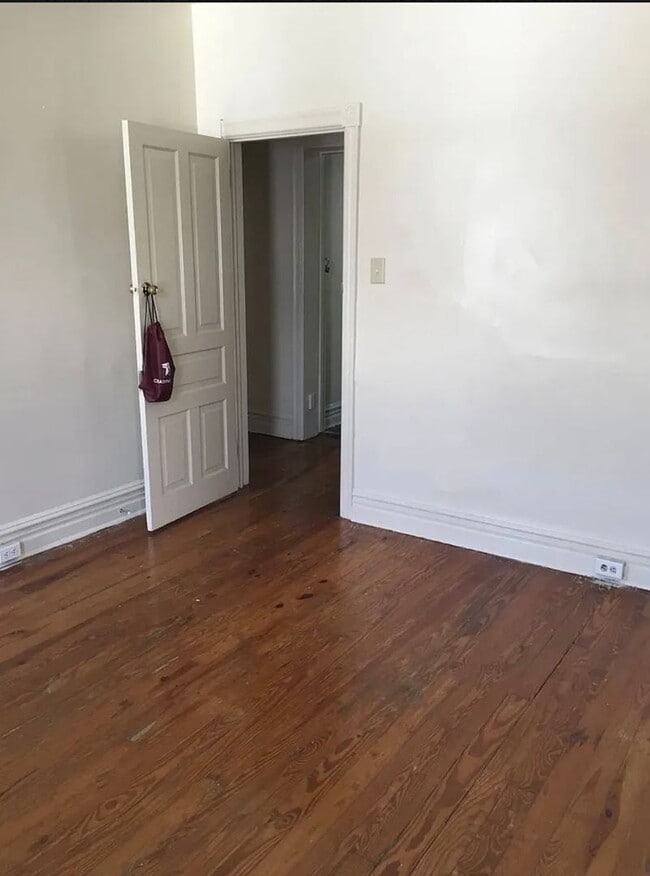 Building Photo - Student Housing 5 bedroom House Available Now & 2026-2027 School Year!