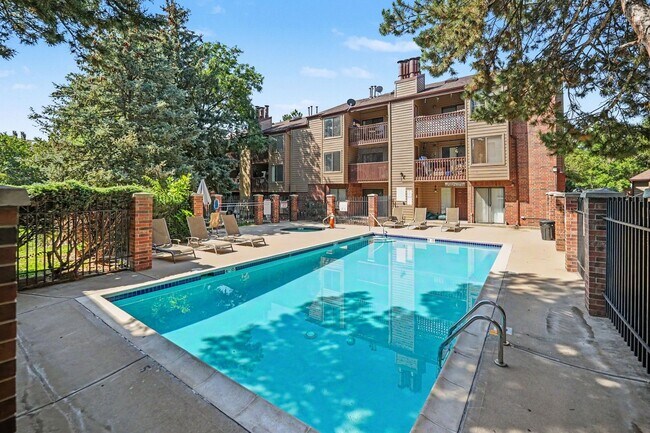 Building Photo - Cozy & Spacious 2BR Top-Floor Condo in Lakewood
