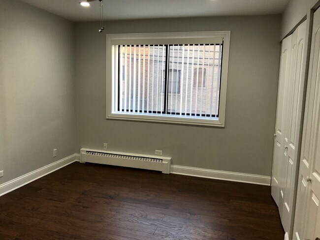 Building Photo - 5534 N Kenmore Ave