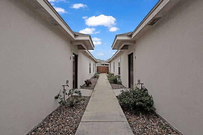 Building Photo - 2801 Sabercat Ave