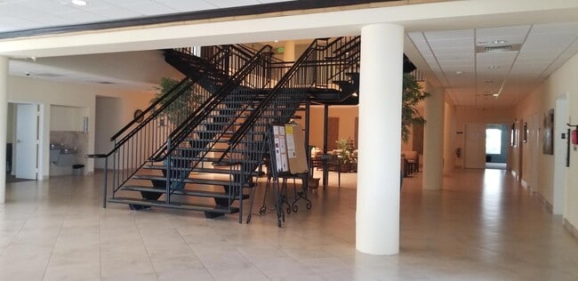 Building Photo - 2400 NE 1st Ln