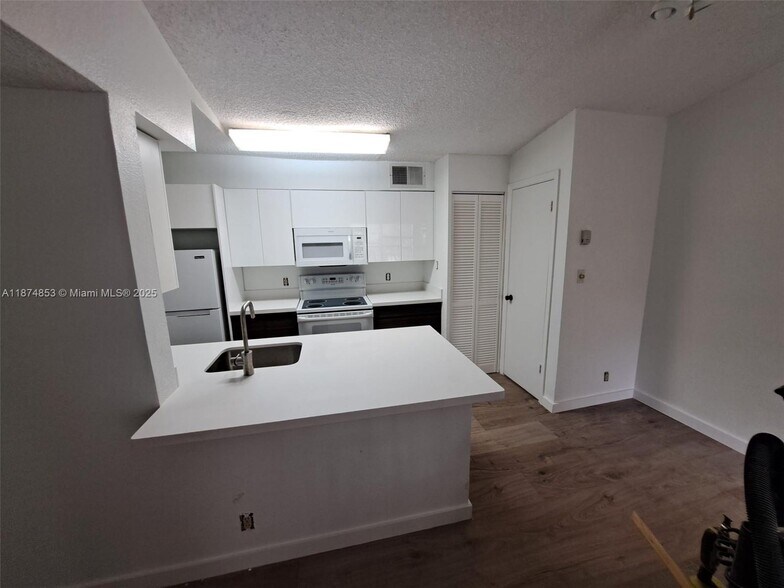 Building Photo - 2946 S University Dr