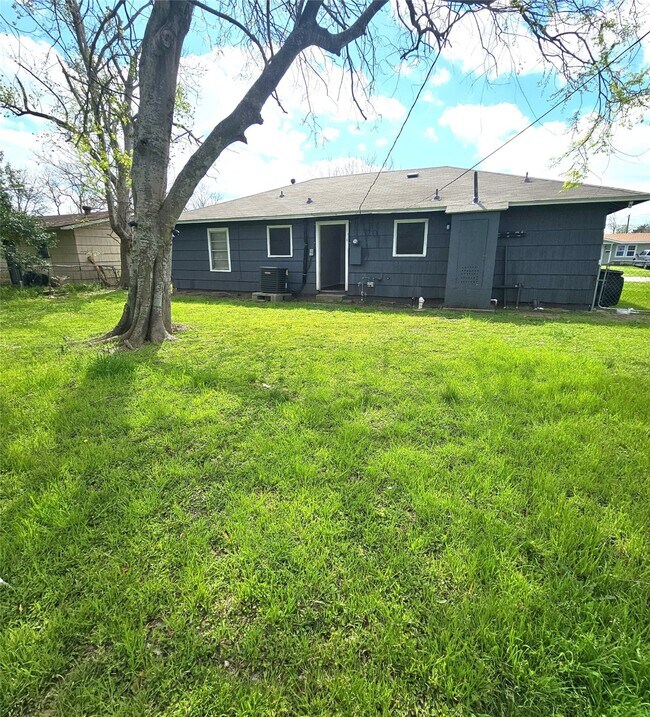 Building Photo - 5935 Beldart St