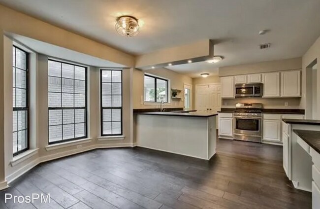 Building Photo - 5 br, 2.5 bath House - 2117 Summit Dr