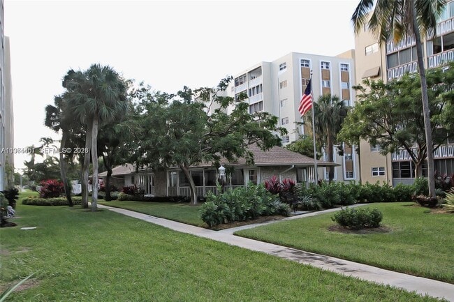 Building Photo - 609 NE 14th Ave