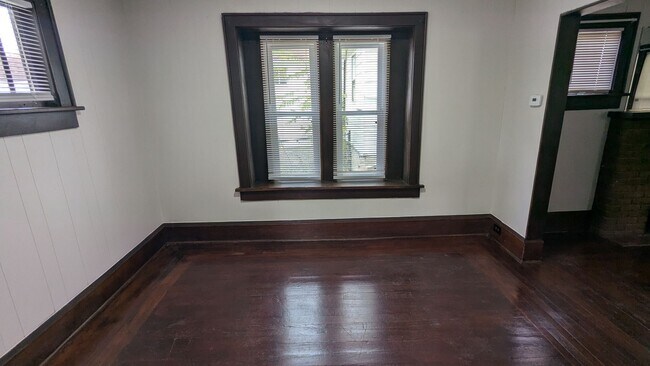 Building Photo - LEASING SPECIAL! Charming 3-Bedroom, 1-Bathroom Home in the Heart of Akron