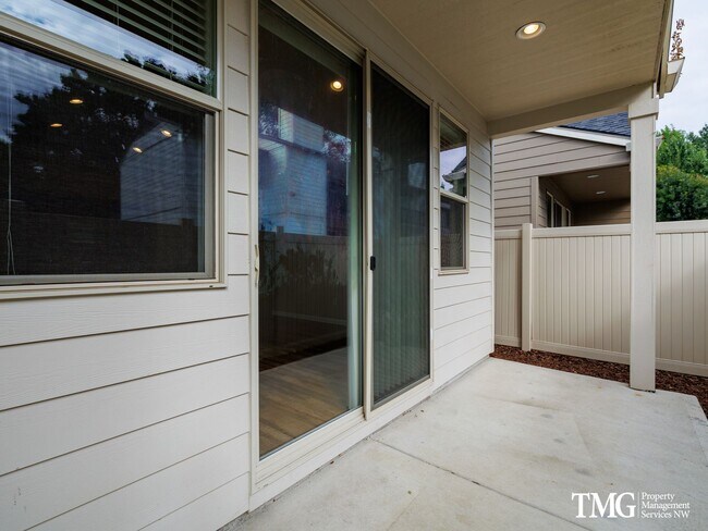 Building Photo - Centrally Located Townhome with Attached Garage & AC