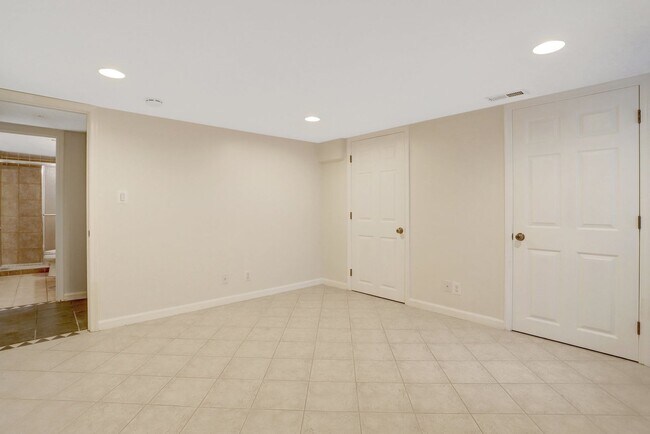 Building Photo - 2 Bedroom 2 Bathroom Condo Available for Rent