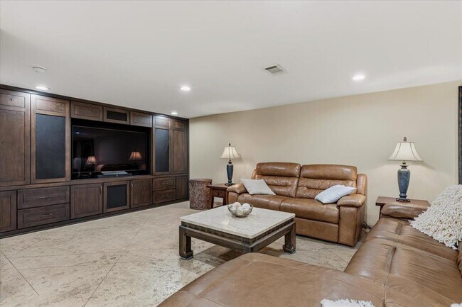 Building Photo - 25207 Lakeview Dr