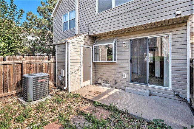 Building Photo - Freshly Painted & Move-In Ready! 2 bedroom - 2.5 Bathroom - Smokey Hill Aurora