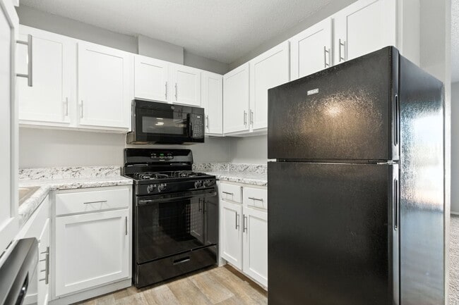 Building Photo - 2 bedroom / 1 bath. Limited-Time Offer: $600 Rent Credit (Applied Over First 3 Months)