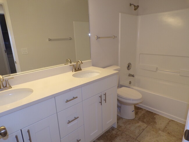 Building Photo - 1595 Millbrook Dr