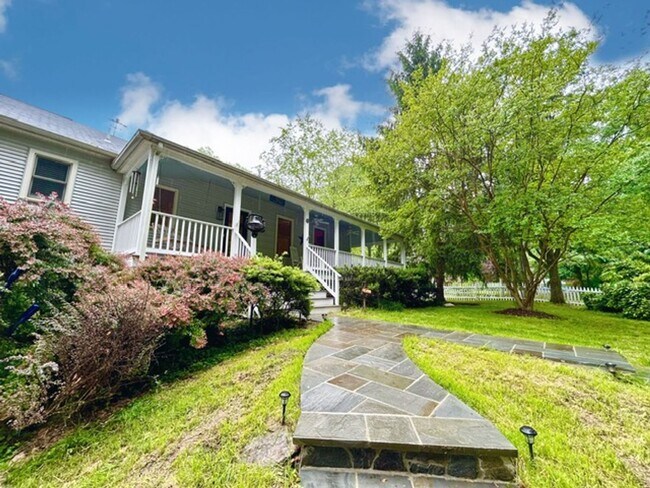 Building Photo - Beautifully renovated 4BR/3BA rambler with wraparound porch and garage