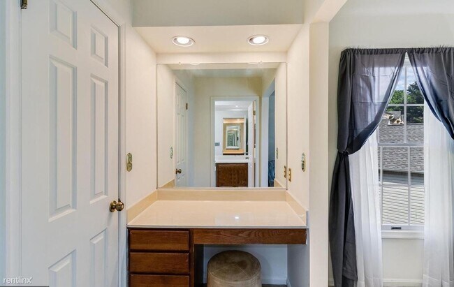 Building Photo - 3 br, 3 bath House - 15411 Pine Tree Court