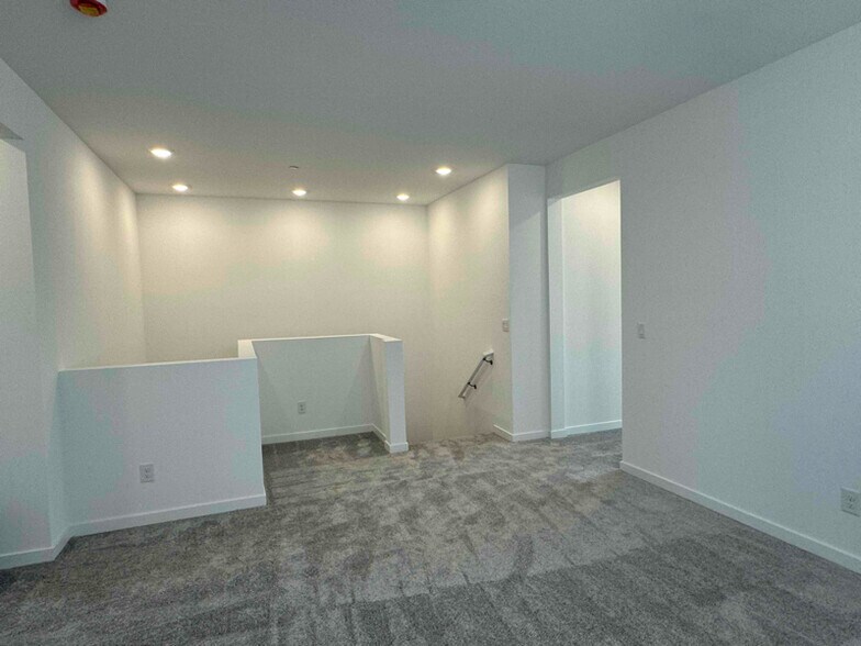 Building Photo - 2552 Venetia Pointe St