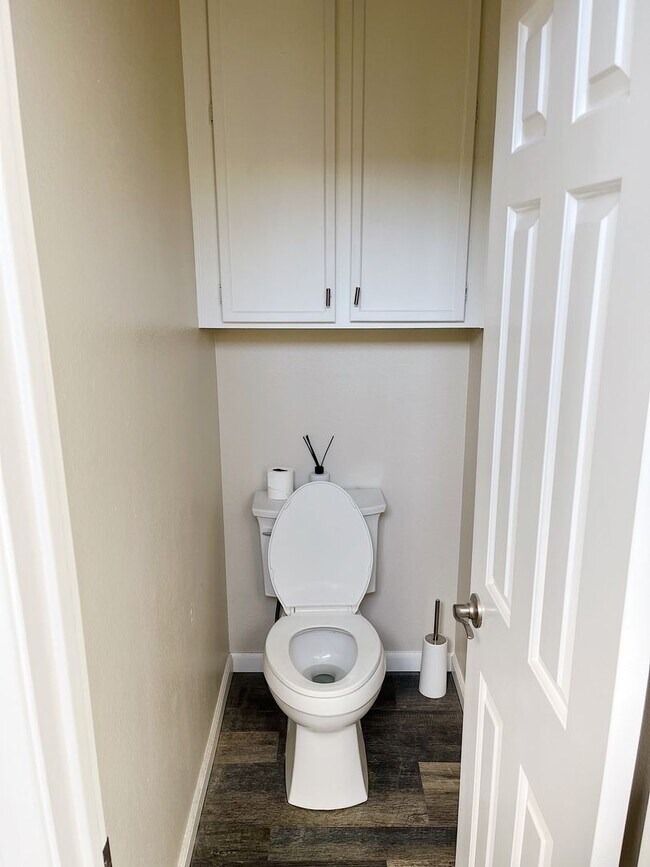 Building Photo - Beautiful Upscale Private Two Bed, Two Bat...