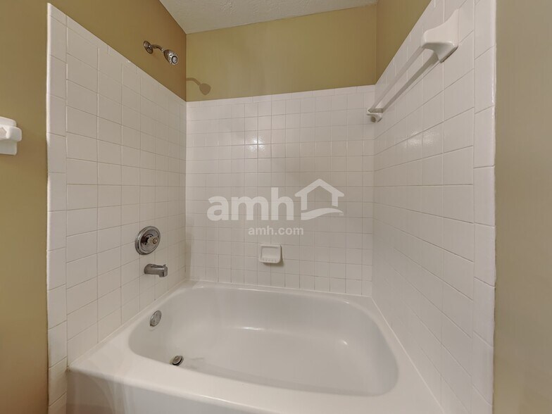 Building Photo - 333 Greenwood Ln