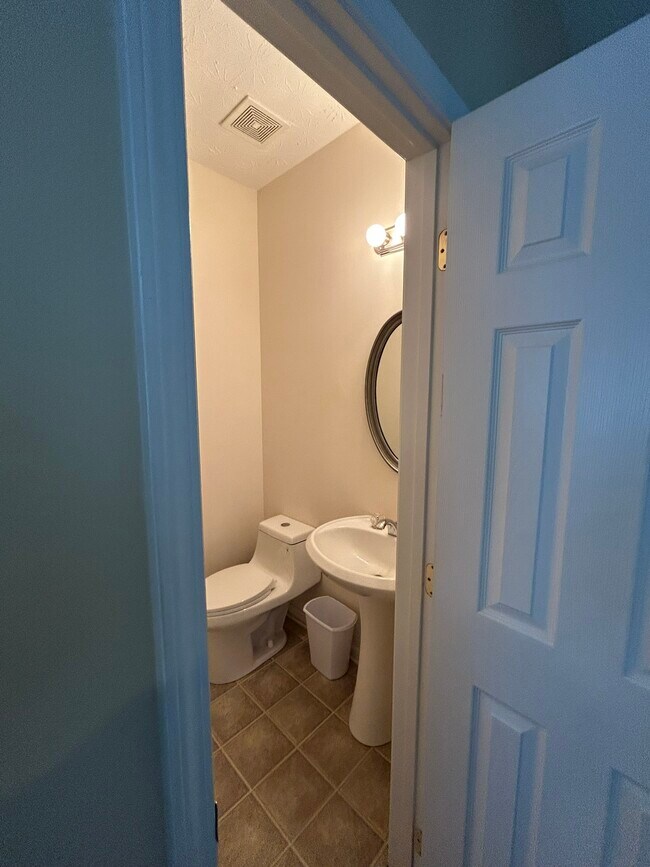 Building Photo - 2615 Rolling River Dr