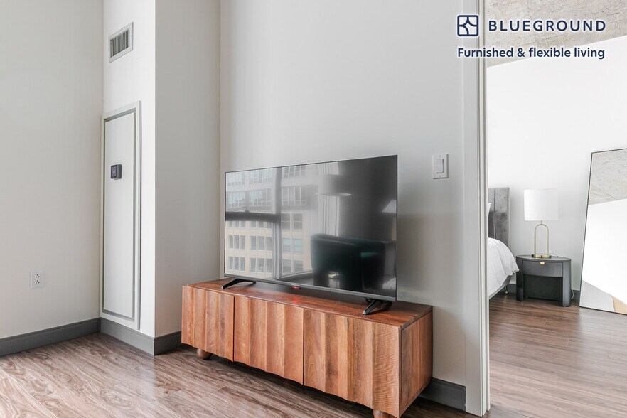 Building Photo - 601 W Jackson Blvd