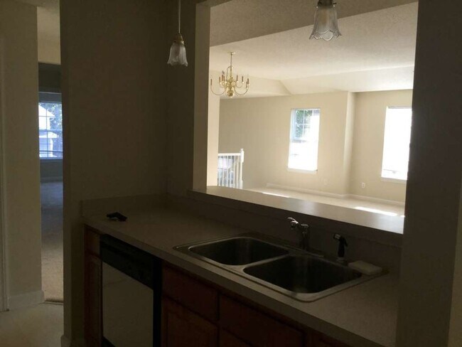 Building Photo - 2211 Venice Ct