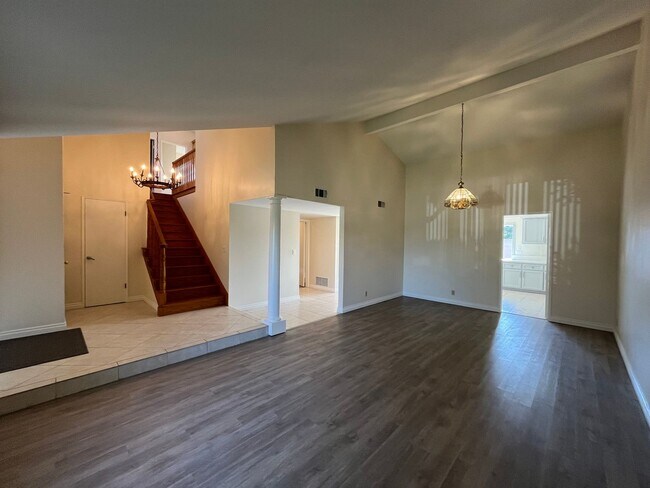 Building Photo - Wonderful Home with 3-Bedrooms, 2-Bath Plu...