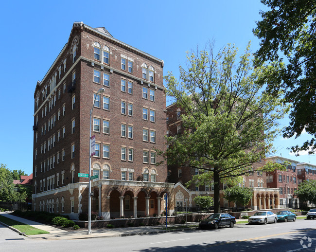 Building Photo - Bainbridge Apartments