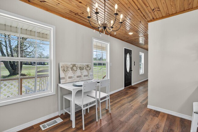 Building Photo - Country home equipped for on-site business!