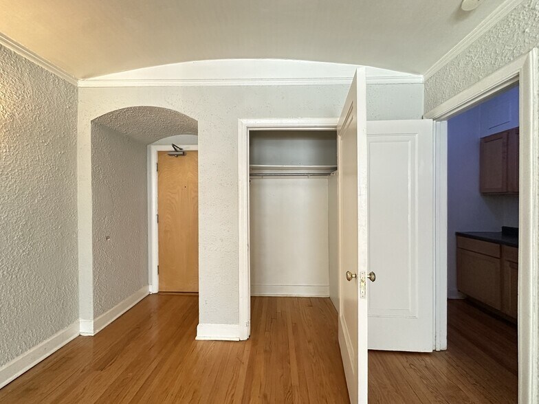 Building Photo - 562 W Arlington Pl
