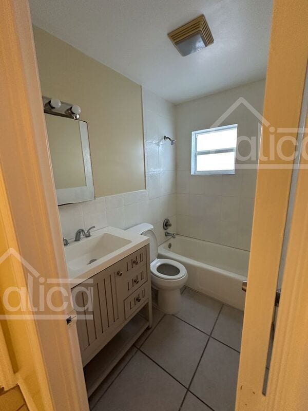 Building Photo - 13753 Oleander Ave