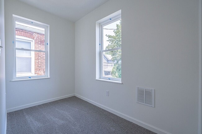 Building Photo - UPDATED FOUR BEDROOM/1.5 BATH TOWNHOME