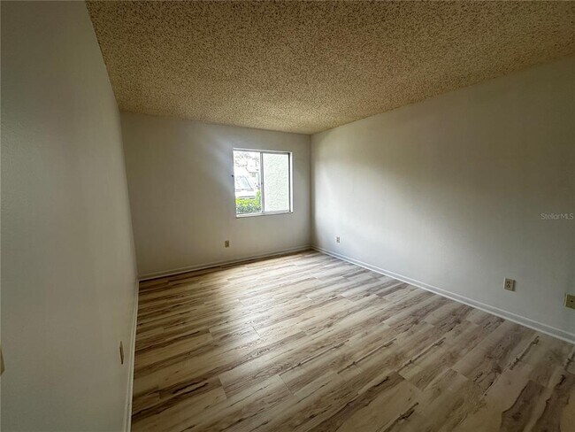 Building Photo - 593 Fairways Cir