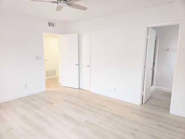 Building Photo - Welcome home! 2bd/2ba unit with parking. Master bedroom with en-suite bathroom!