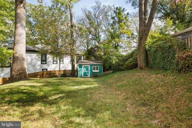 Building Photo - 6381 Lakewood Dr