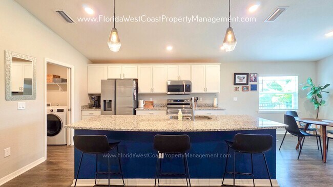 Building Photo - EXCEPTIONAL 3 BEDROOM/2 BATH HOME PLUS LARGE FENCED YARD! LONG TERM LEASE- UNFURNISHED!