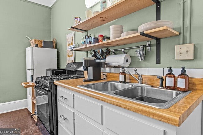 Building Photo - 693 Boulevard