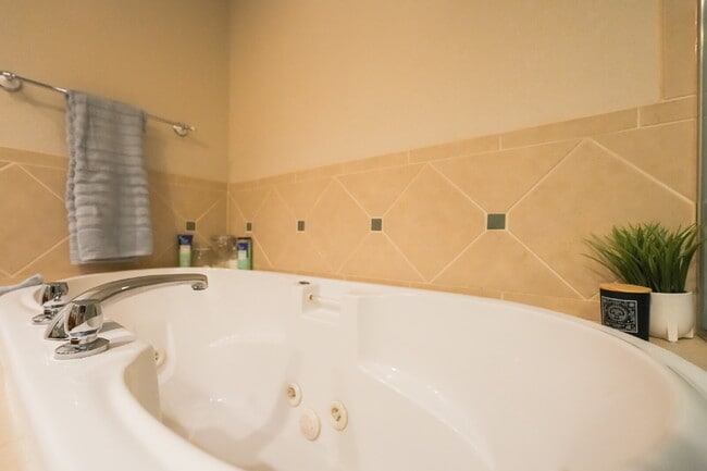 Building Photo - Private Room for Rent with Garage Access -...