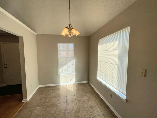 Building Photo - !Stonecreek Subdivision, hardwood floors!