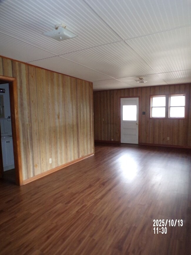 Building Photo - Very nice two-bedroom home located in the ...