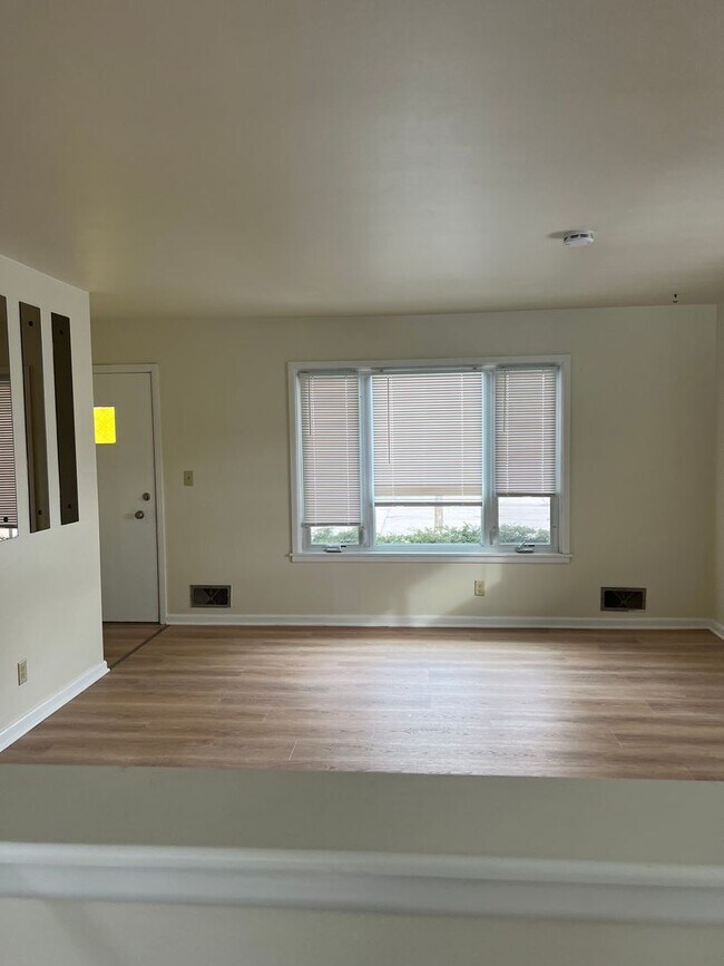 Building Photo - Amazing 3 Bedrooms with Rec Room Single Family in an Excellent Neighborhood!