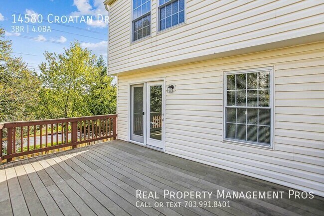 Building Photo - Terrific 3 Level End Unit Townhome For Ren...