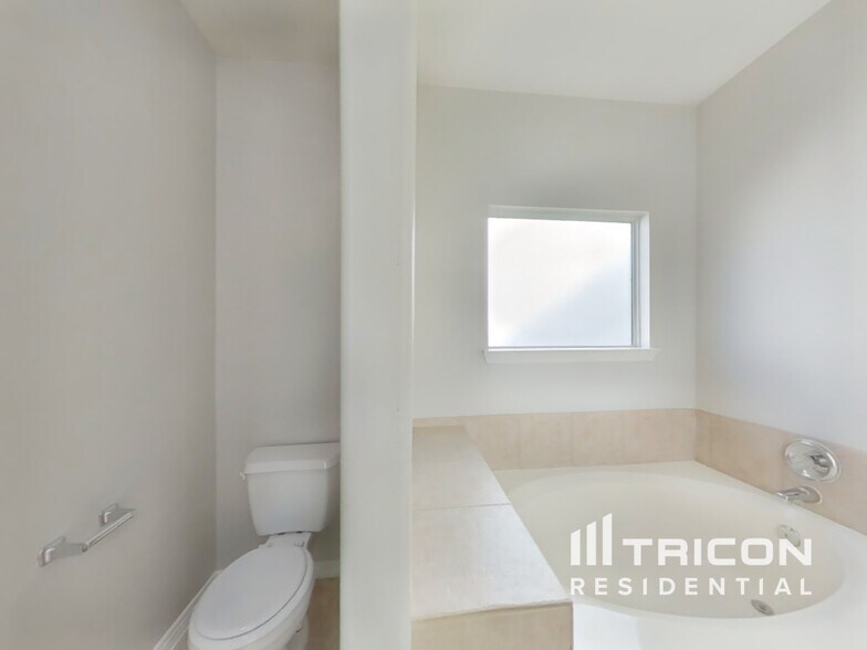 Building Photo - 21214 Peachvine Ln