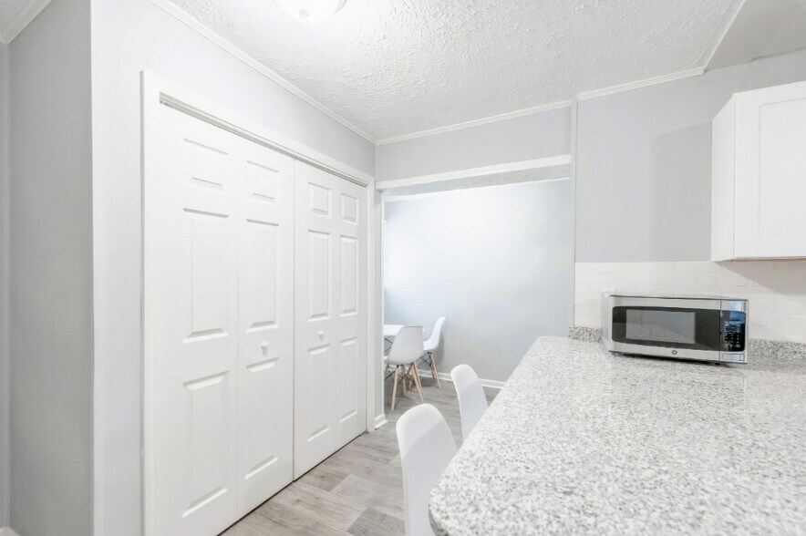 Primary Photo - 2684 Loghaven Dr NW