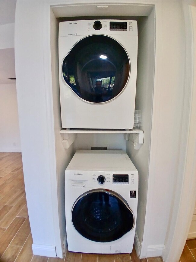 Building Photo - 5951 Wellesley Park Dr