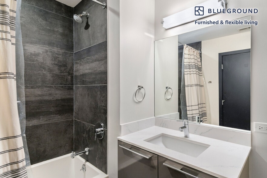 Building Photo - 1647 N Milwaukee Ave