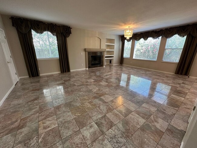 Building Photo - Beautiful 4 Bedroom 3 Full Bath Tracy Home