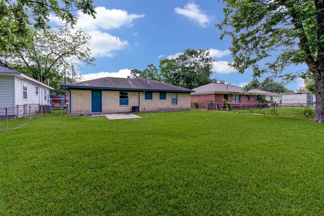 Building Photo - 5907 Nelwyn St