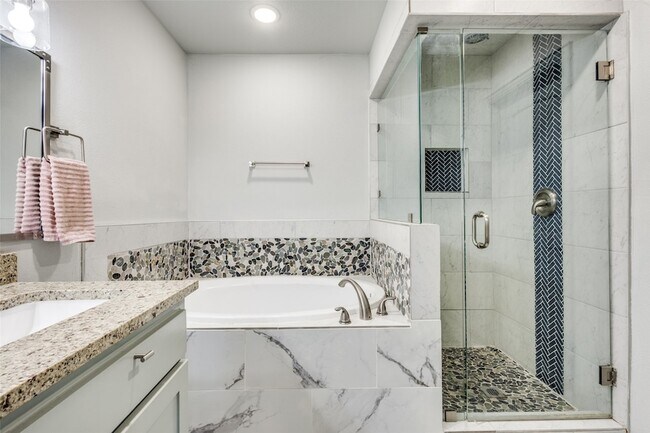 Building Photo - 409 W Johnson St