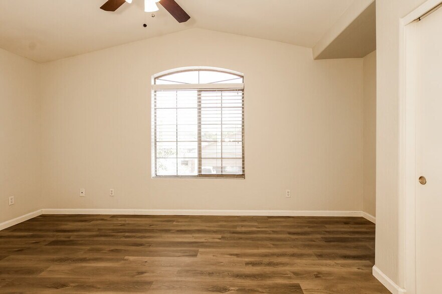 Building Photo - 8802 E University Dr