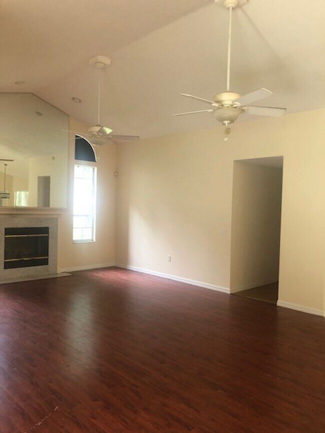 Building Photo - 4 Bedroom/2 Bath located in Broadmoor